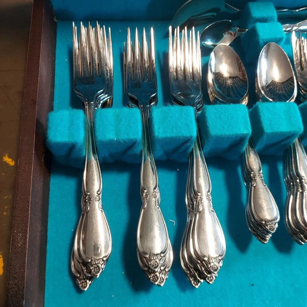 Oneida Community Stainless Morning Star Flatware Set 62pc with Wooden Chest